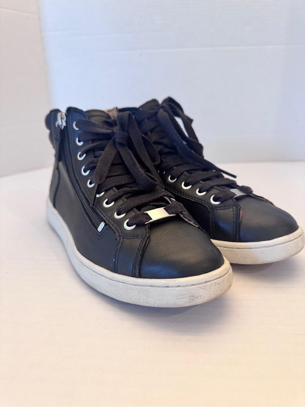 UGG women's high-top sneakers in black leather Side Zipper Size 8.5